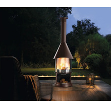 Záhradné prostredie s terasovým ohniskom, sviečkami a posedením pre útulné chvíle vonku