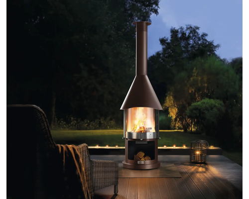 Záhradné prostredie s terasovým ohniskom, sviečkami a posedením pre útulné chvíle vonku