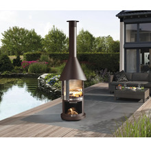 Vonkajšia kuchyňa s grilom, skladom dreva a komínom na terase pri záhradnom jazierku