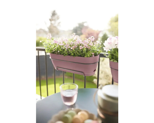 Scéna balkóna s osadeným hrantíkom a stolom s nápojmi