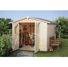 Záhradný domček s otvorenými dverami a záhradným náradím