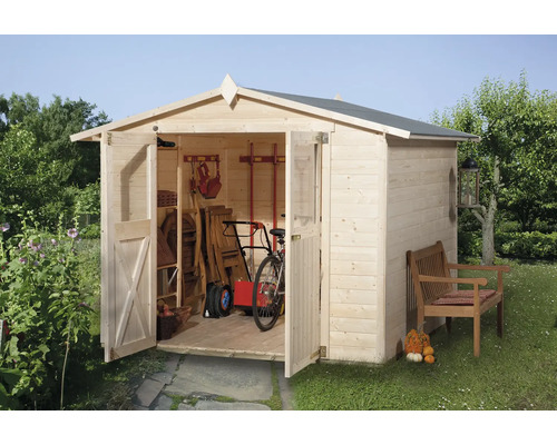 Záhradný domček s otvorenými dverami a záhradným náradím