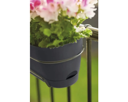 Kvetináč na upevnenie na zábradlie balkóna s kvetmi