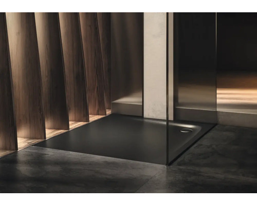 Čierna sprchová vanička v modernej kúpeľni s drevenou stenou a sklenenou sprchovou zástenou