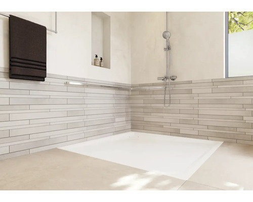 Sprchovací kút so sprchovacou vaničkou, sprchovou súpravou a uterákom