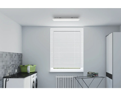 Svetlá práčovňa s práčkou, umývadlom, košom na bielizeň, sušiakom na bielizeň a žalúziami