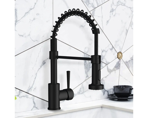 Čierna kuchynská batéria so špirálovou pružinou a výsuvnou sprchou na bielom pozadí