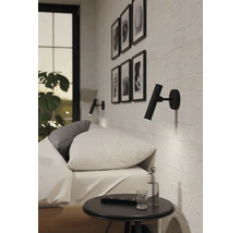 Spálňa s posteľou, nočným stolíkom a dvoma nástennými svietidlami