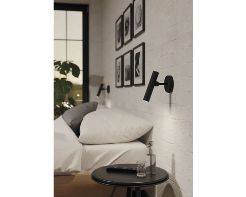 Spálňa s posteľou, nočným stolíkom a dvoma nástennými svietidlami