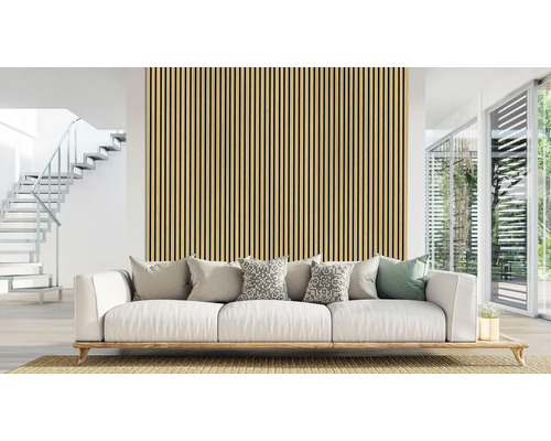 Obývacia izba s nástennými panelmi, pohovkou a schodiskom