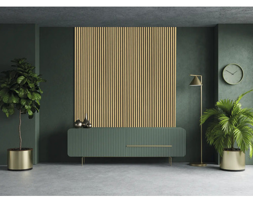 Obývacia izba s akustickým panelom, príborníkom, stojacou lampou, hodinami a rastlinami