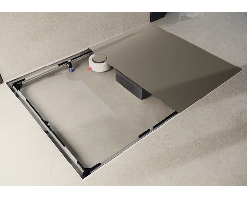 Sprchovací kút v úrovni podlahy s krytom a odtokom