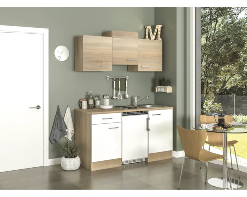 Kompaktná kuchyňa so spodnými skrinkami, drezom a hornými skrinkami vo svetlej miestnosti