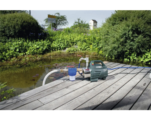 Záhrada s jazierkom a záhradným čerpadlom Metabo na drevenom móle