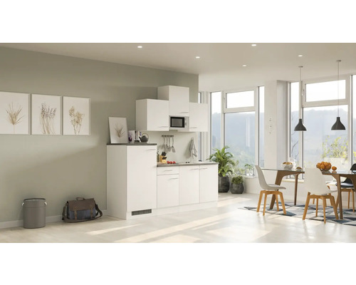 Svetlá kuchyňa v moderne zariadenej izbe s jedálenským stolom a dekoráciami