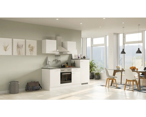 Svetlá kuchyňa s kuchynským kútom, digestorom a jedálenským kútom v otvorenom priestore.