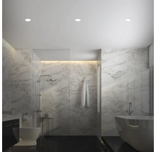 Moderná kúpeľňa s vaňou, sprchou a mramorovými obkladmi