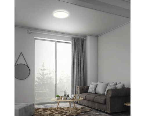 Obývacia izba so stropným svietidlom, pohovkou a oknom