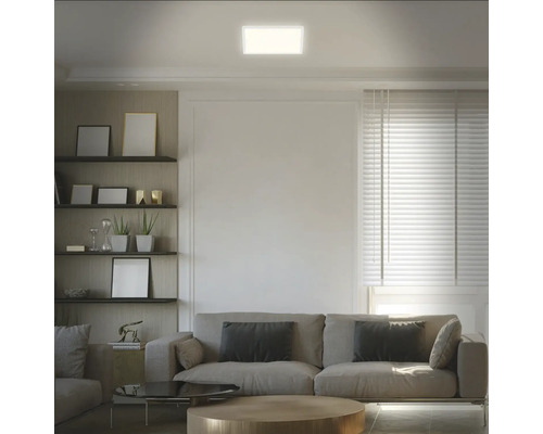 Obývacia izba s pohovkou, policami a štvorcovým stropným svietidlom