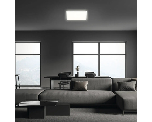 Moderná obývacia izba s pohovkou, jedálenským stolom a štvorcovým stropným svietidlom