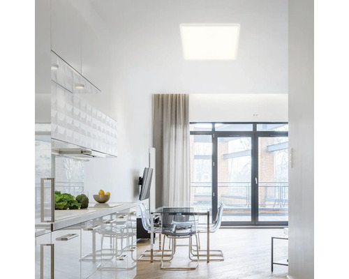 Moderná kuchyňa s jedálenským stolom a štvorcovým stropným svietidlom.