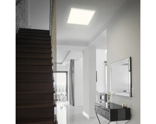 Osvetlená chodba so schodiskom a štvorcovým stropným svietidlom