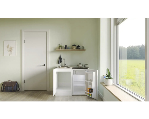 Kompaktná kuchynská linka s drezom, varnou doskou a chladničkou v svetlej miestnosti