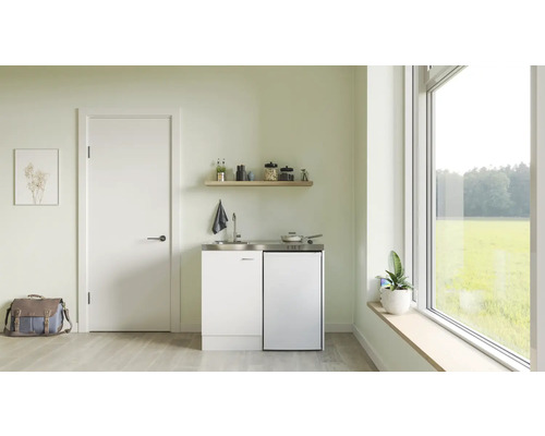 Kuchynská linka s drezom, varnou doskou a spodnou skrinkou vo svetlej miestnosti s oknom