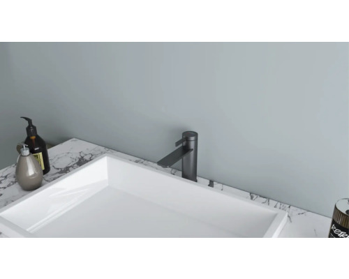 Moderná kúpeľňa s bielym umývadlom na doske a čiernou batériou na mramorovej doske