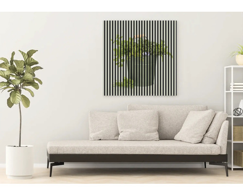 Obývacia izba s pohovkou a obrazom s vertikálnymi pruhmi, ktorý zobrazuje kvetináč.