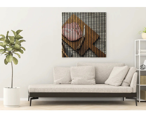 Obývacia izba s dekoráciou: Nástenná maľba s drevenou štruktúrou a motívom klobásy nad pohovkou.