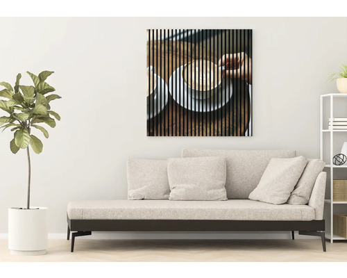 Obývacia izba s pohovkou a nástennou maľbou s motívom kávy