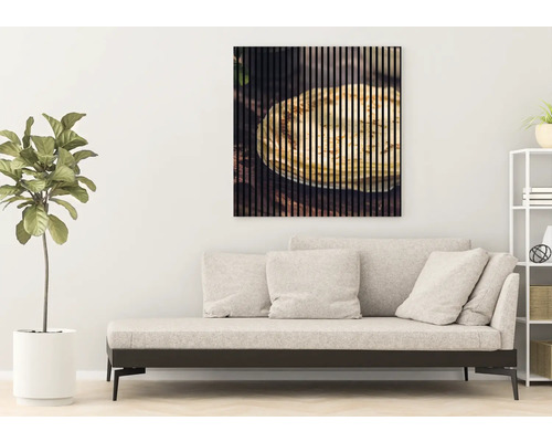 Dekoratívny nástenný obraz s lamelovou štruktúrou a motívom jedla nad pohovkou