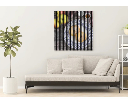 Dekoratívny nástenný obraz s ovocím a jedlom nad pohovkou