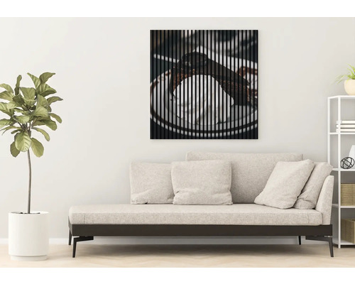 Dekoratívny lamelový obraz s motívom jedla nad pohovkou v obývacej izbe.