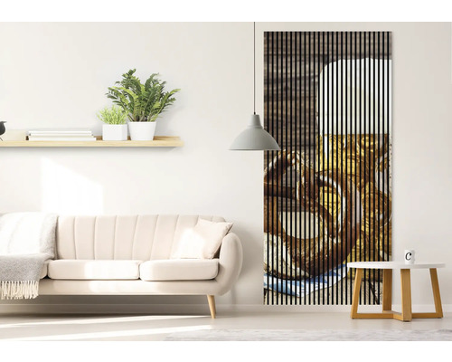 Obývacia izba s pohovkou, policou, lampou a nástenným panelom