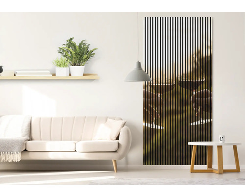 Obývacia izba s pohovkou, polica s rastlinami a nástenný panel s motívom vína