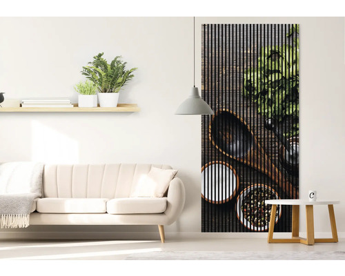 Obývacia izba s pohovkou a nástenným panelom s kuchynskými motívmi