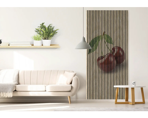 Obývacia izba s pohovkou, stolom a nástenným panelom s motívom čerešní