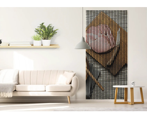 Obývacia izba s pohovkou, príručným stolíkom, policou a dreveným lamelovým obrazom na stene