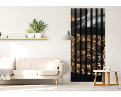 Obývacia izba s pohovkou a nástenným panelom s motívom kávových zŕn