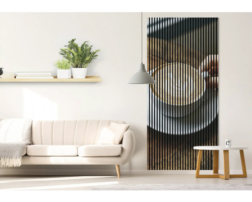 Obývacia izba s pohovkou, príručným stolíkom a nástenným panelom s motívom šálky kávy