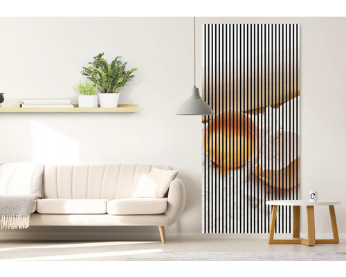 Obývacia izba s pohovkou, rastlinami a zvislou pruhovanou nástennou maľbou dvoch vajec na panvici