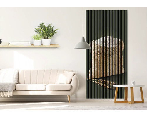 Obývacia izba s pohovkou, konferenčným stolíkom a akustickým panelom s motívom vreca