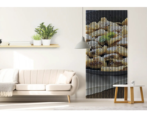 Obývacia izba s pohovkou, policou a akustickým panelom s motívom jedla