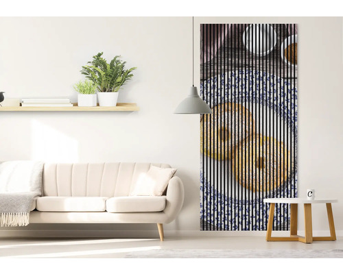 Obývacia izba s pohovkou a lamelovým obrazom s motívom šišky