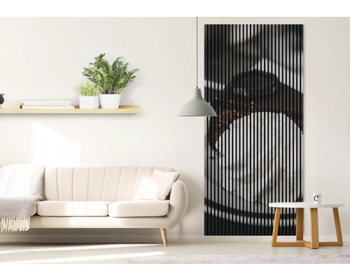 Svetlá obývacia izba s pohovkou, príručným stolíkom a akustickým panelom na stene.