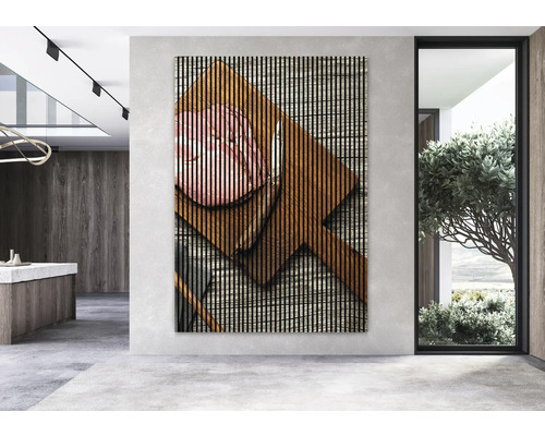 Dekoratívny nástenný panel s motívom klobásy na drevenej doske v interiéri.