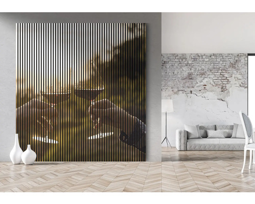 Nástenný panel s motívom dvoch pohárov vína v obývacej izbe