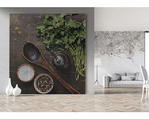 Akustický obraz s motívom bylín, korenín a kuchynského náčinia na stene